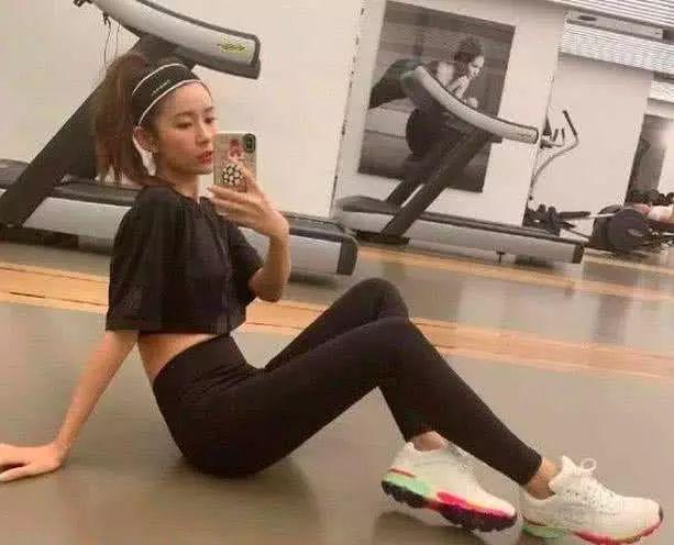 张子萱健身房锻炼，窈窕身材惹人眼，网友：还不带陈赫减肥吗？