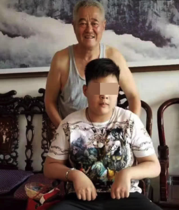 61岁赵本山近照，穿戴朴素有些发福，为灾区捐款500万