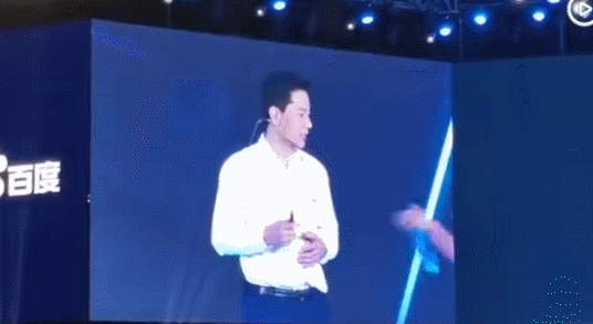 给李彦宏泼水的“直男”被释放后又开起了直播！准备做网红了？