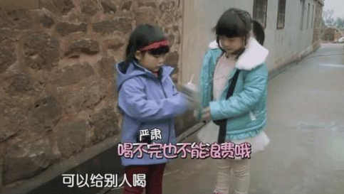 有钱却节俭！田亮家餐桌曝光，饭碗缺口仍在使用，一双拖鞋穿十年