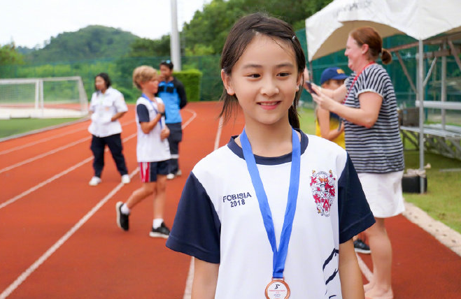 有钱却节俭！田亮家餐桌曝光，饭碗缺口仍在使用，一双拖鞋穿十年