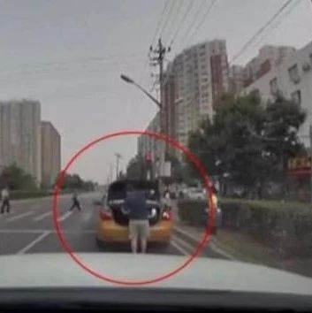 出租车主路违停揽客，致公交追尾多人受伤！公交被判全责，网友争论不休