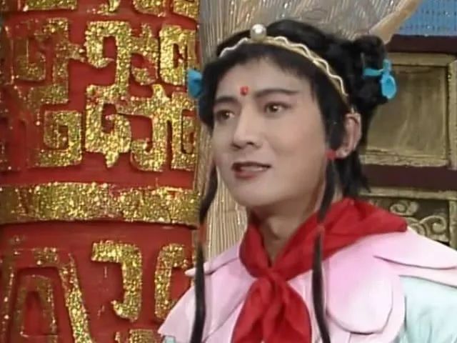 86版《西游记》中的哪吒虽说是一副男孩子的样子,但是这妆发.