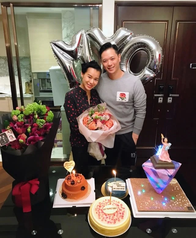 胡杏儿产后太猛了，没出月子就跟老公约会，穿低胸装看演唱会