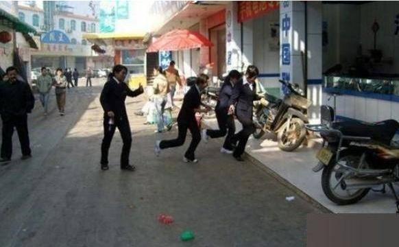 缅甸果敢老街美女:满大街的美女让你眼花缭乱