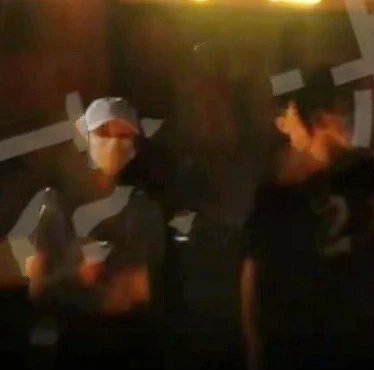 新恋情？郑恺被拍到深夜带高挑美女回住处