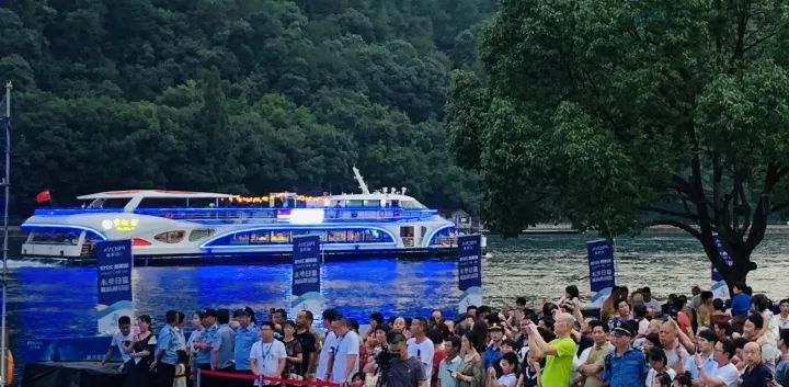 17℃建德新安江又上新了!上回是紫薯绿道,这回是……近3000人今天跳进新安江 钱柜娱乐手机客户端