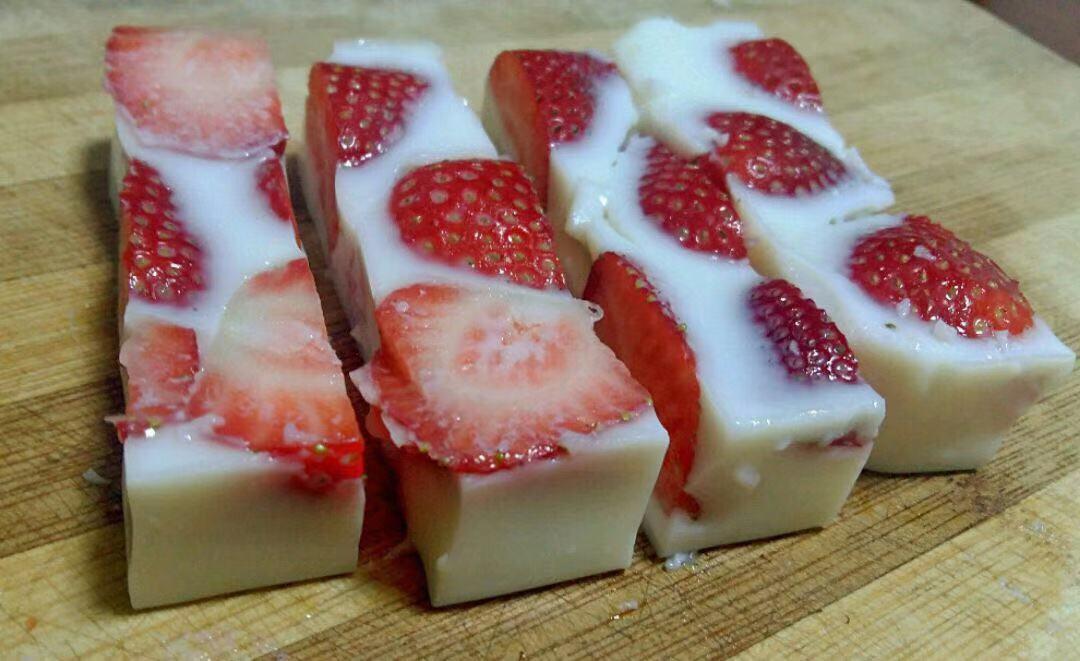 牛奶版草莓奶冻