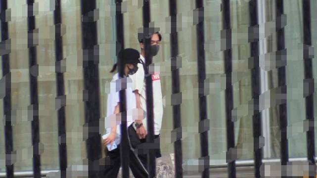 张若昀蜜月后回国首亮相，穿情侣装帮老婆拎包超贴心
