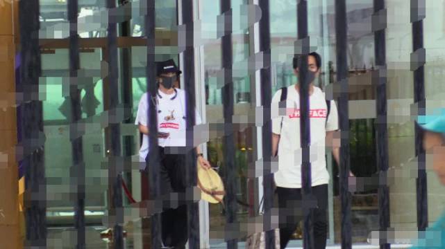 张若昀蜜月后回国首亮相，穿情侣装帮老婆拎包超贴心