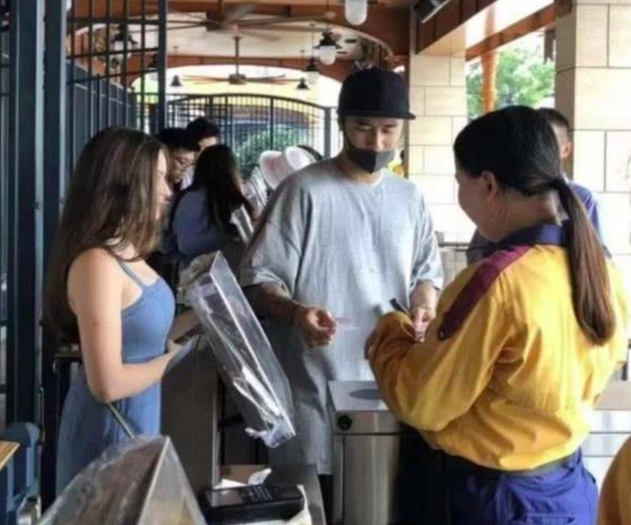 秀恩爱！蒋劲夫承认恋情后首发动态，亲自下厨为外籍女友煮饺子
