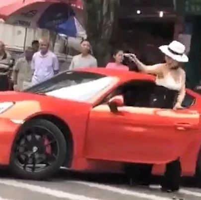 保时捷女司机街头与男子互扇耳光！事后双方迅速和解？