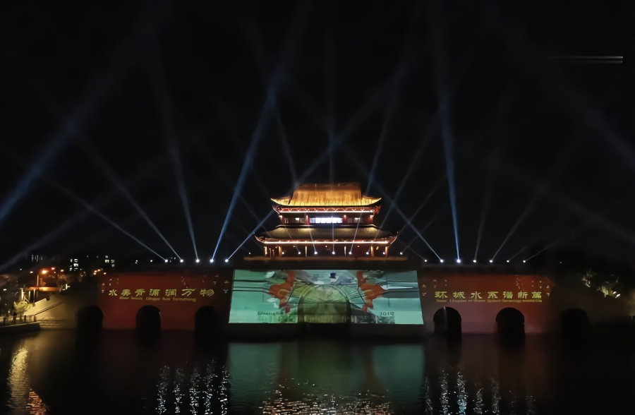 璀璨灯光秀闪耀上海青浦环城水系公园