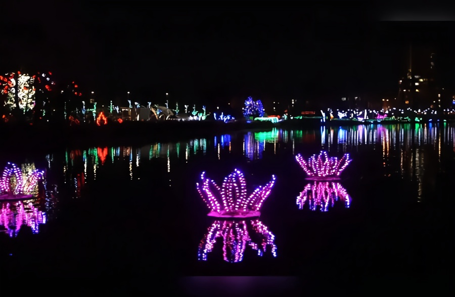 加拿大拉法基湖沿岸冬季灯光秀开幕