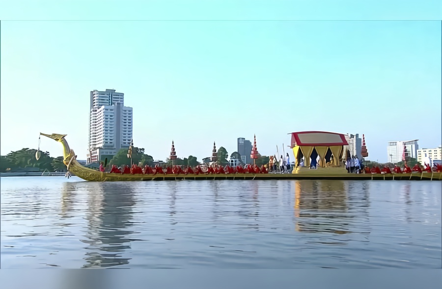 泰国国王加冕典礼水上巡游在曼谷举行