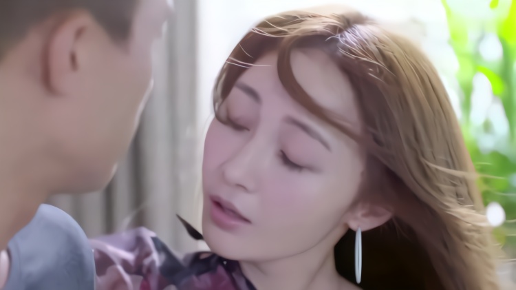 美女想要灌醉小伙,没想到自己先喝醉了,俩人真