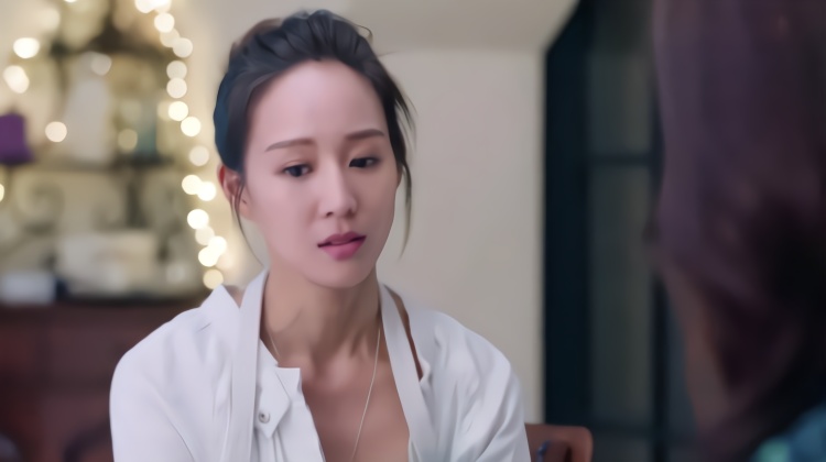 美女做个饭都穿衬衣,还把他穿成这样,和没穿衣服一样啊