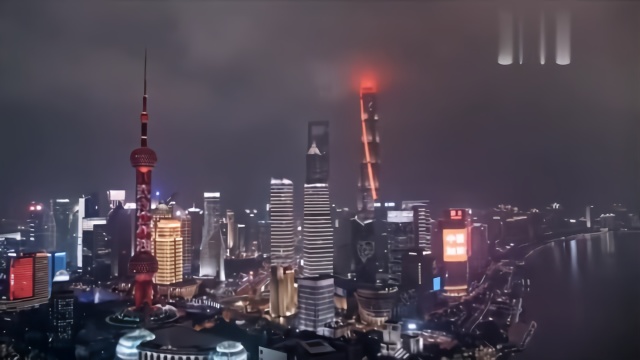 上海：城市地标亮灯为武汉加油
