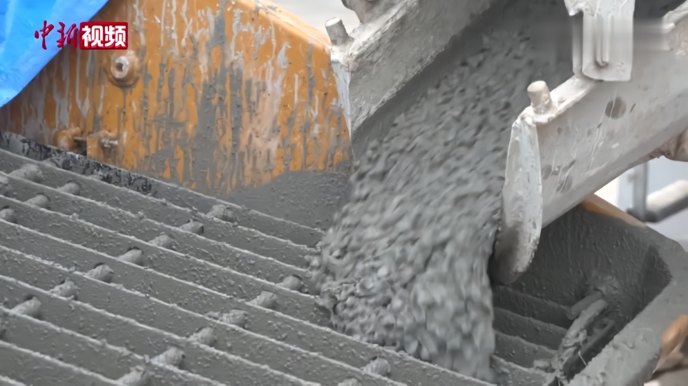广西平南“世界第一拱桥”首根主弦管混凝土灌注顺利完成
