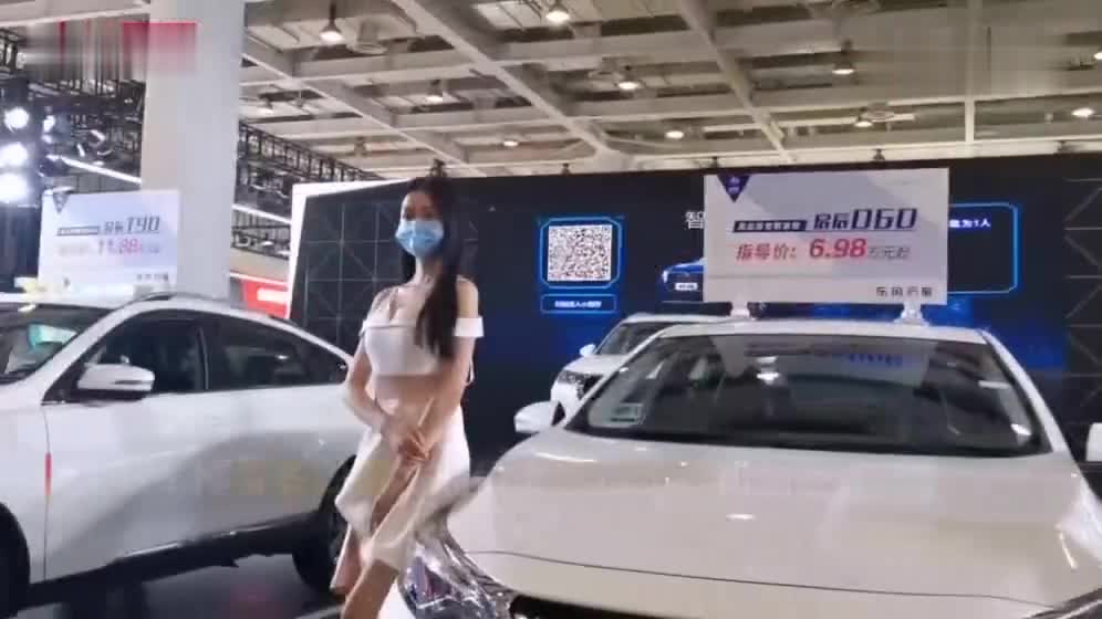 2020湖南车展 众车模戴口罩站台