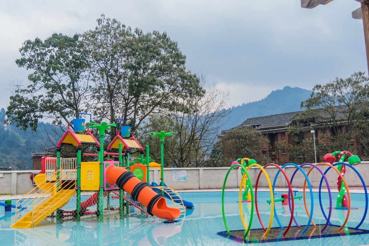 挂丁温泉在不远的凯里巴拉河旁,四下群山环抱!