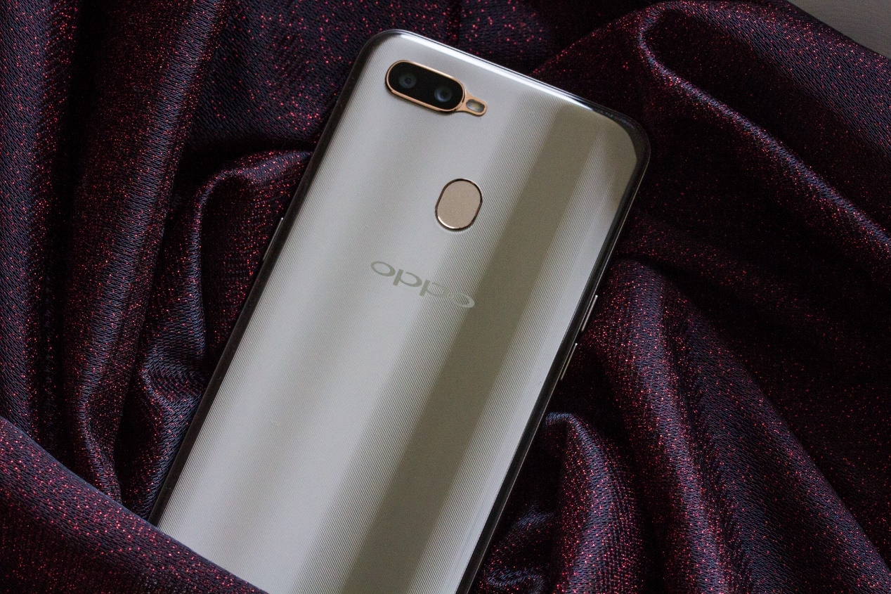 这款手机的配色十分独特,从上图就可以看出,oppo a7