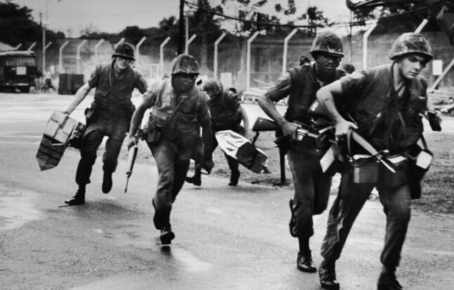 出卖同胞的下场,撤离时被美军一拳打下飞机,最后遭乱枪打死