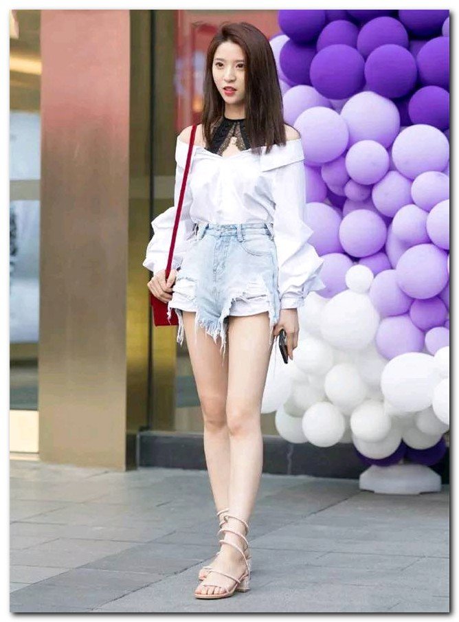 美女街拍:黄色吊带背心超短的热裤,活力满满动感十足