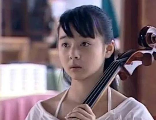 在《雪在烧》中饰演少女时期的罗一