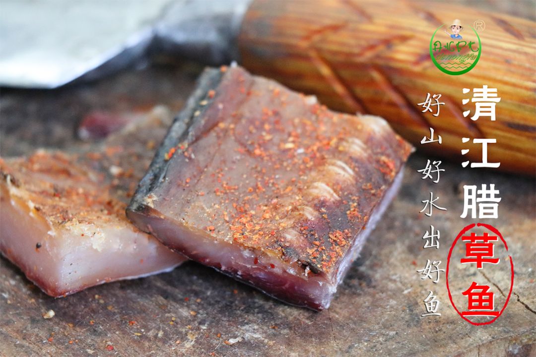 土家幺妹吹唢呐小伙子敲锣打鼓,共同演奏土家吹打乐,配合天衣无缝