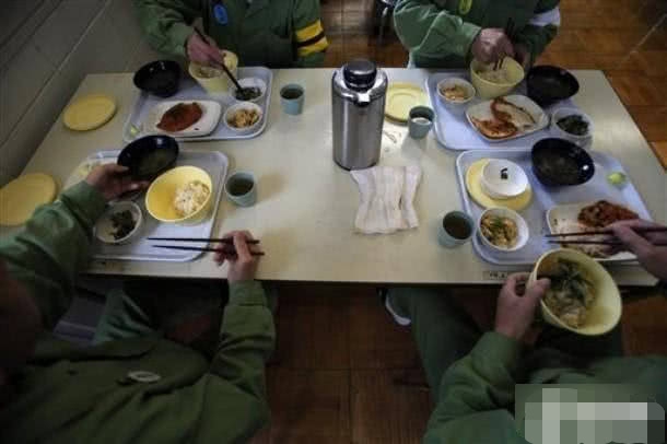 蒋劲夫监狱生活曝光吃寿司玩健身生活过得比普通人都要好