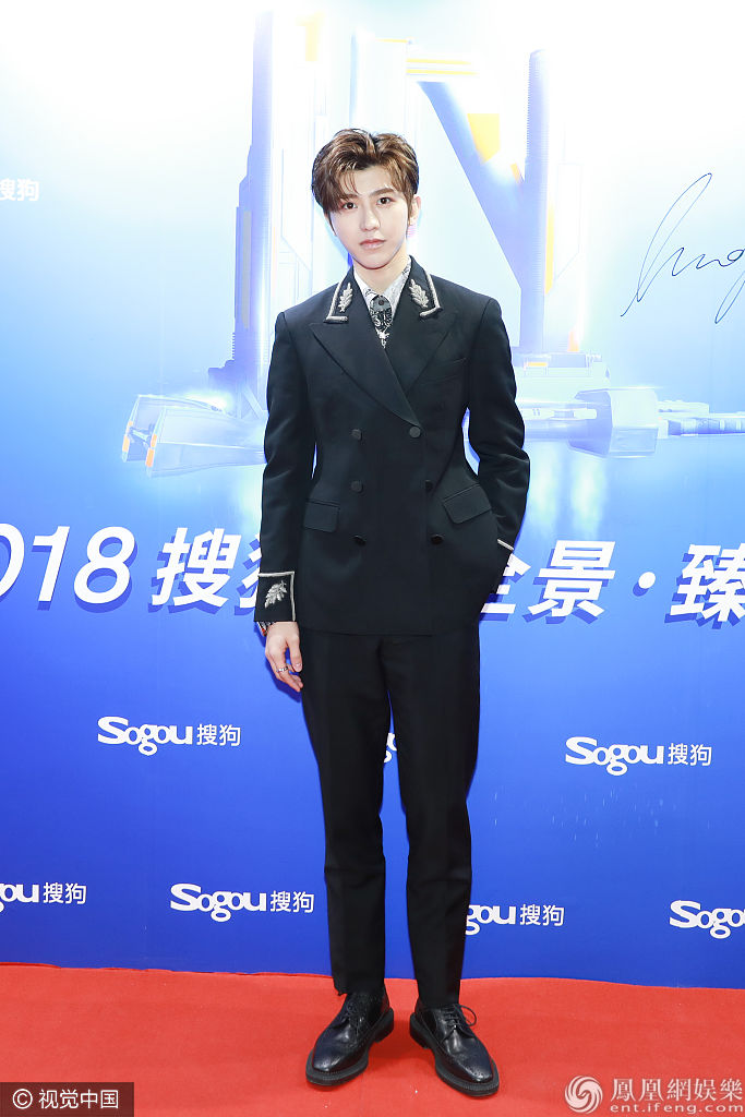 被撩到蔡徐坤帅气制服诱惑范丞丞变清新小奶狗王子异冷峻