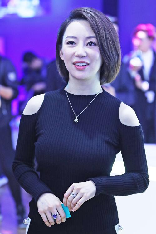 潘晓婷一照片再成焦点,曾被众星拥抱显开心