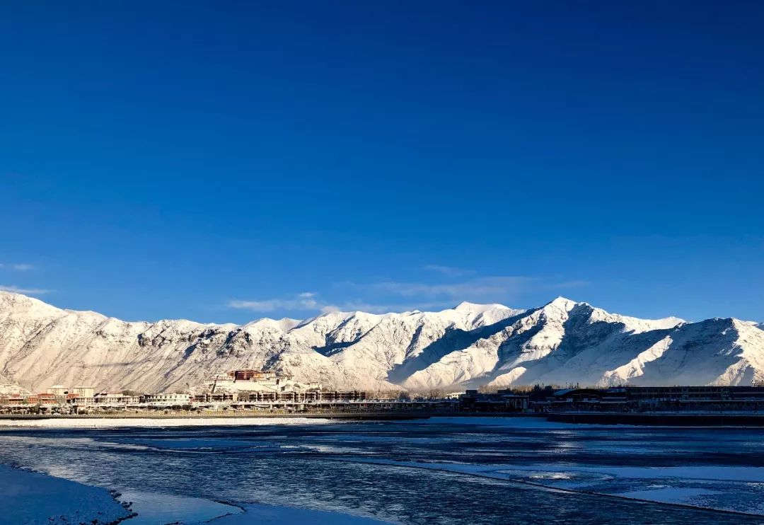 拉萨冬日的雪景,真的美!__凤凰网