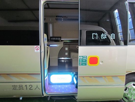 2018款丰田考斯特豪华版采用密封航空外摆门配置__凤凰网