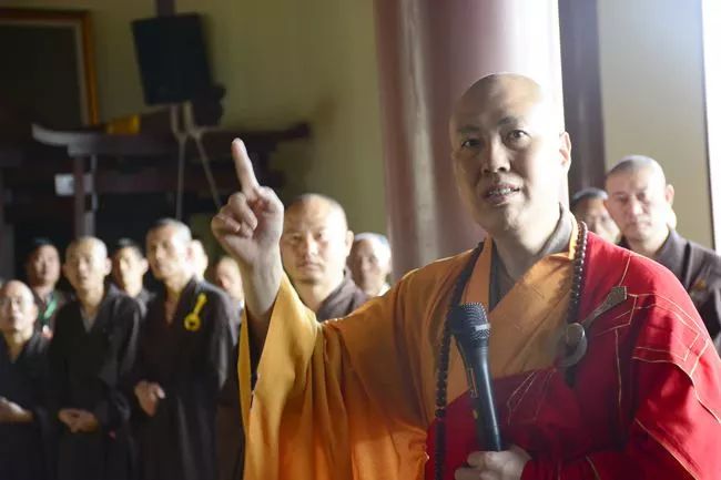 他辞去大学教授,出家后带领无数人念佛,佛菩萨竟显灵…太神奇了!