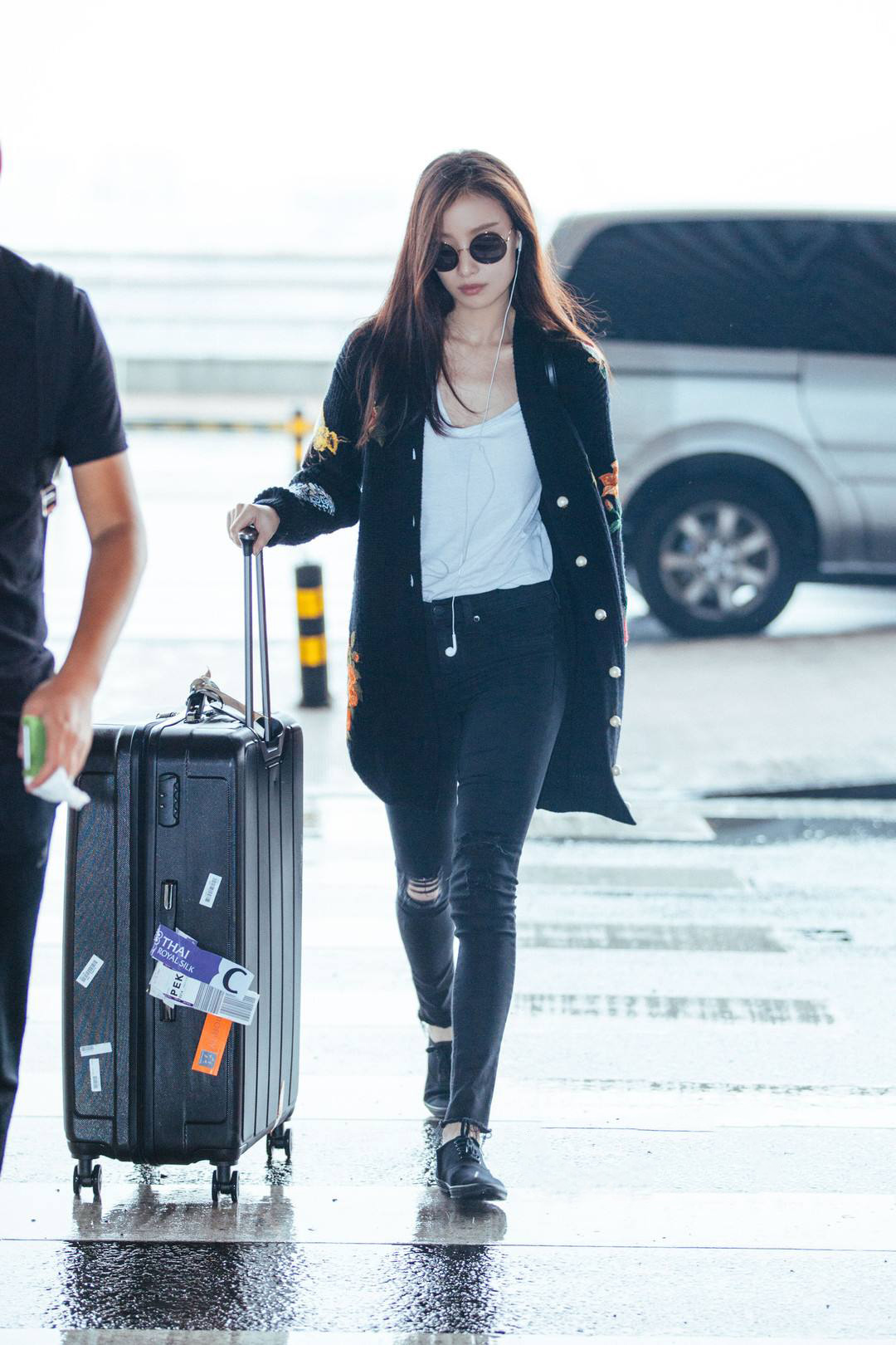 31岁倪妮穿雪纺衫搭配黑色紧身裤,胯宽腿细,很有女人味!