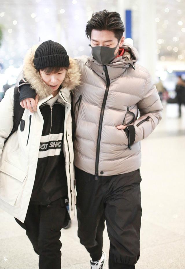 窦骁和女助理当众"搂脖杀" 亲密搭肩不避嫌大玩"哥俩好"