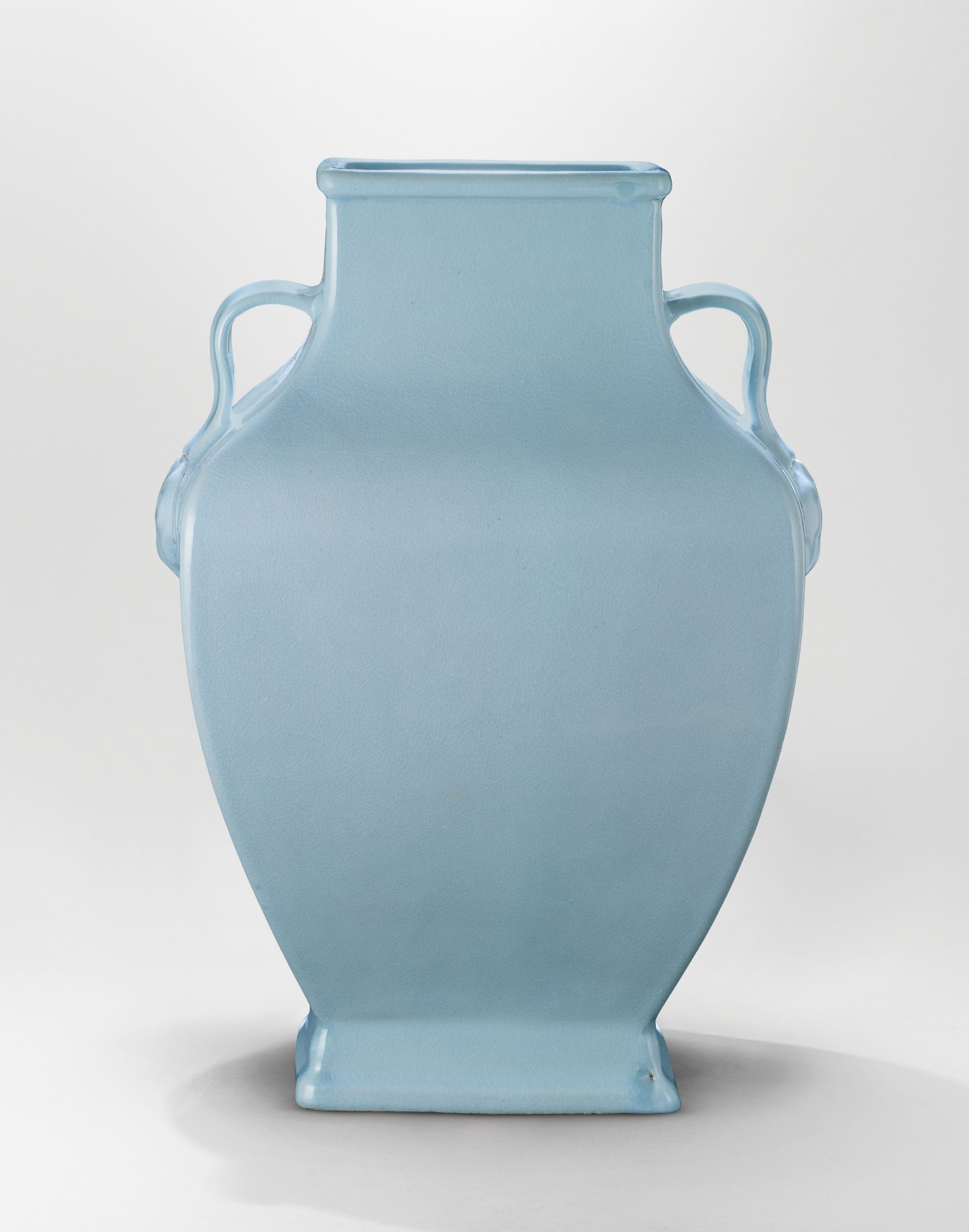 清雍正 仿汝釉如意耳方壶 六字篆书款9.6 cm&nbsp;hkd 3,660,000 (2).