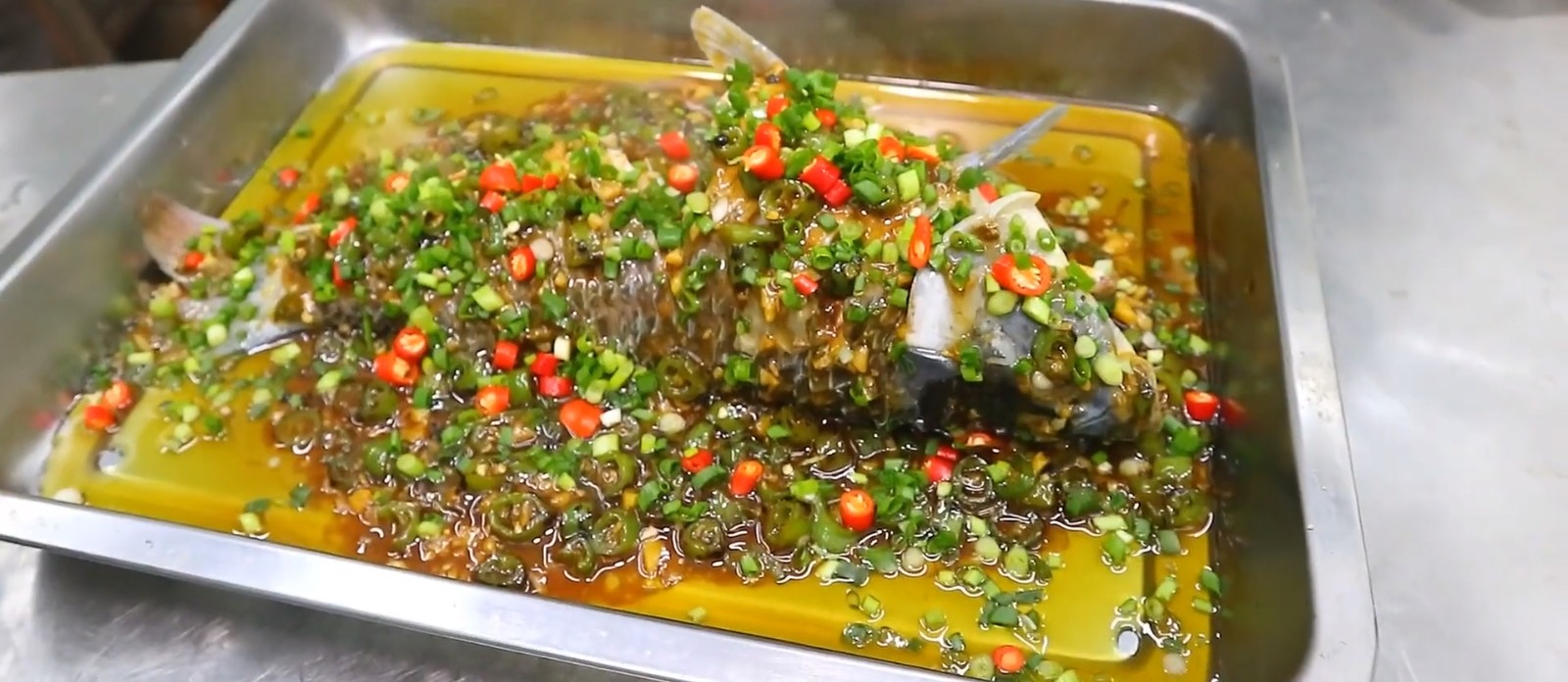 鲤鱼怎样做才好吃?大厨分享鲜椒鲤鱼的家常做法,香辣开胃肉质嫩