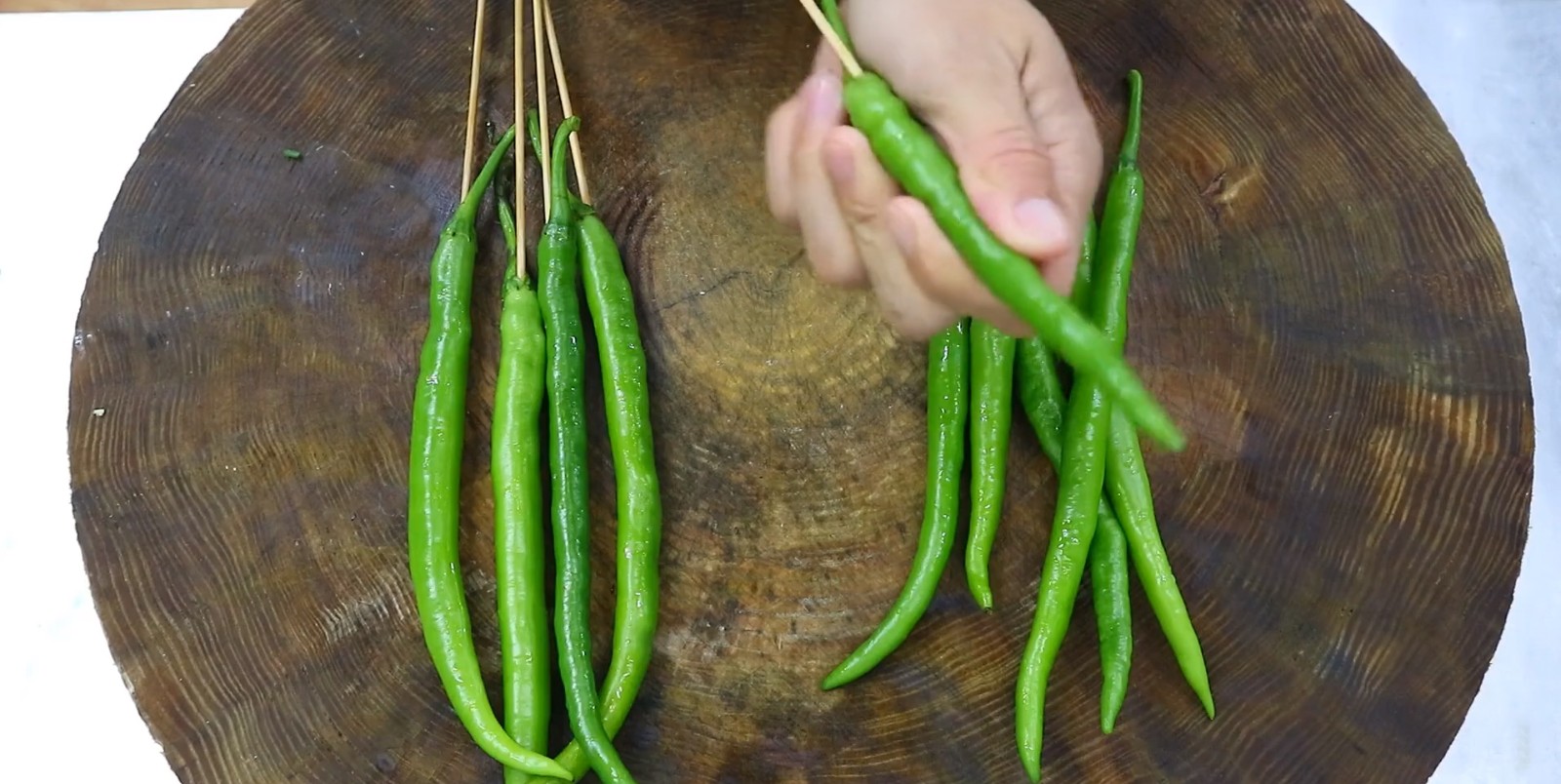 大厨分享鲜椒鲤鱼的家常做法,香辣开胃肉质嫩