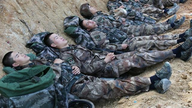 方便面加香肠成豪华大餐解放军押运兵的环境有多艰苦