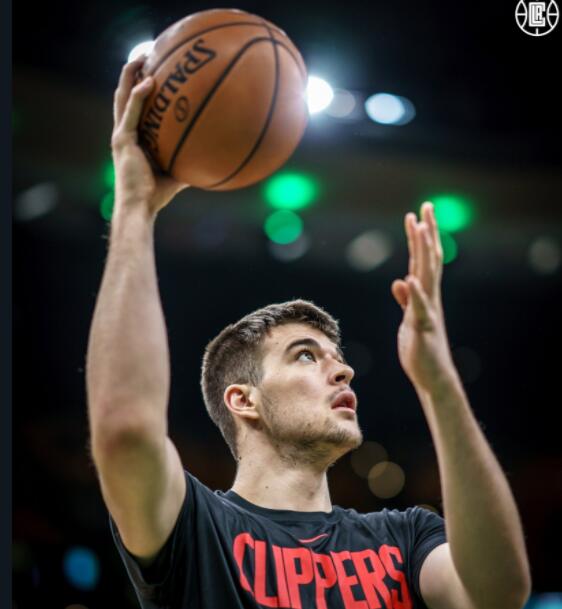 今天快船在主场134-107战胜太阳,赛后快船球员伊维察-祖巴茨接受了