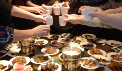 元宵节老板请吃饭被问不喝酒算什么男人第二天炒老板鱿鱼