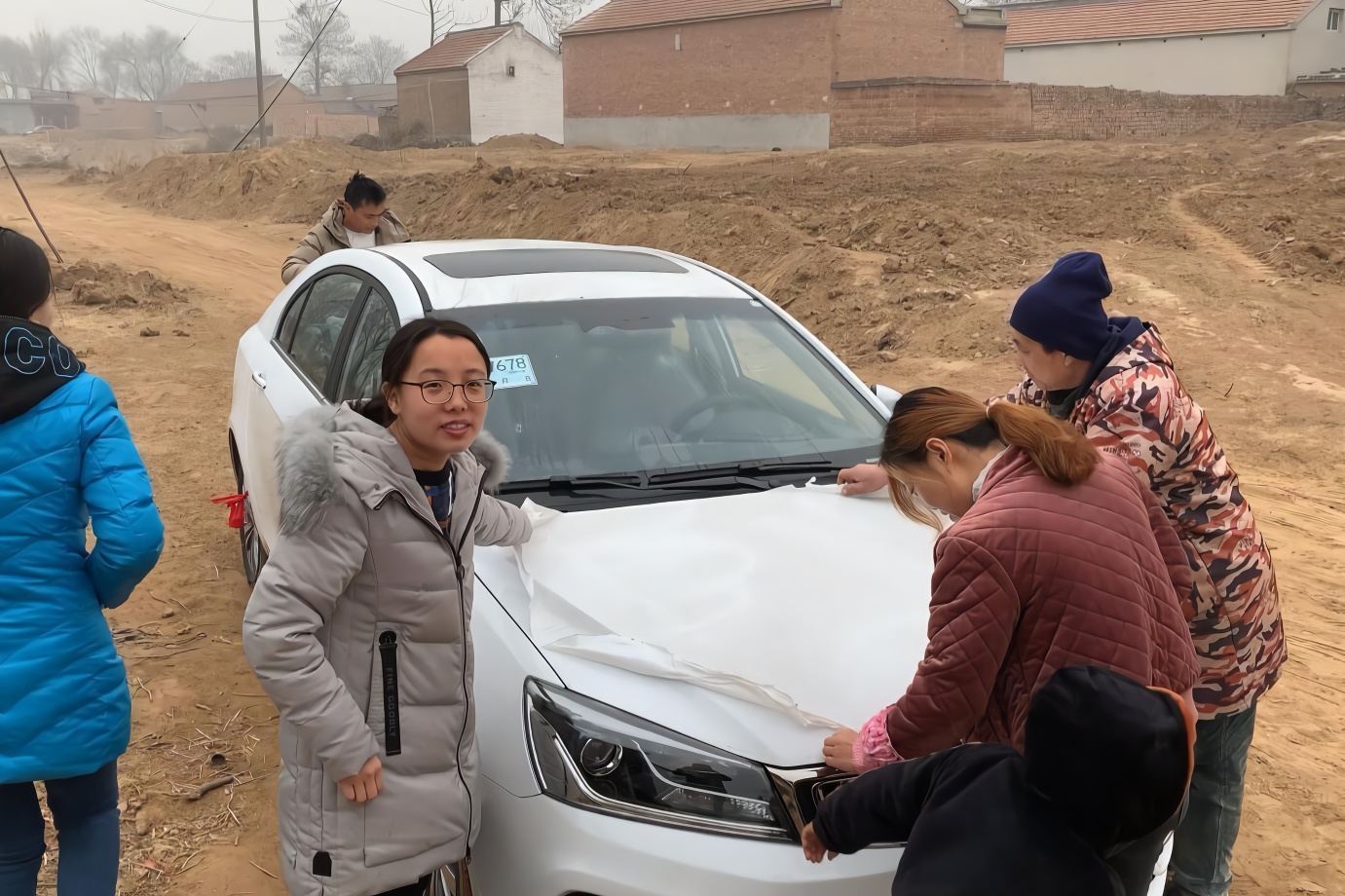 农村大哥买新车,手动高配裸车下来6万6,大家看看值不值?