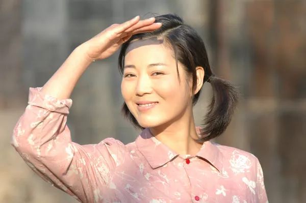 2007年出演《黑金地的女人》饰演李春花 ,2008年出演《女人的村庄