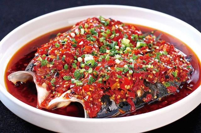 教你做一道传统的湘菜:剁椒鱼头,鲜香味浓,好吃得停不下来!