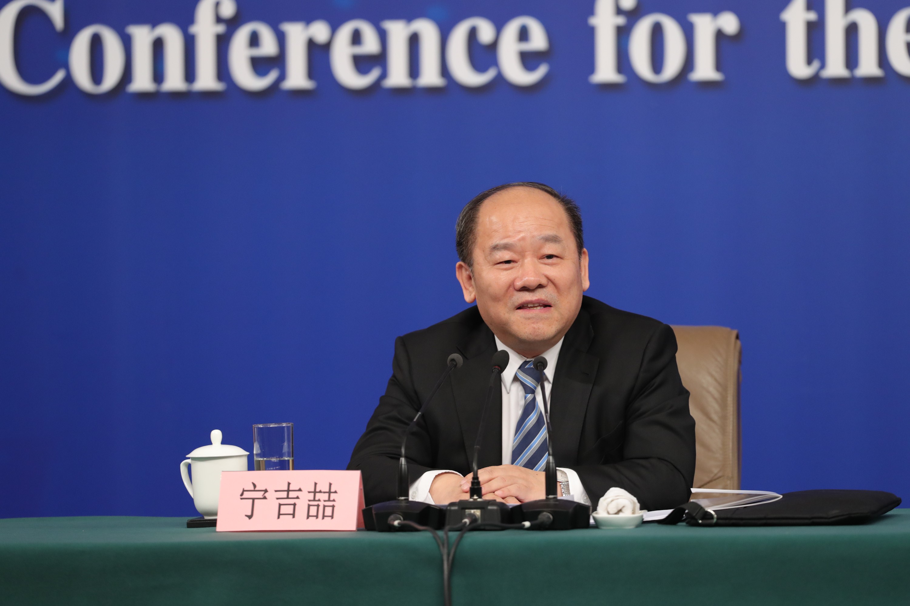 两会早读:国家发改委就"大力推动经济高质量发展"答问