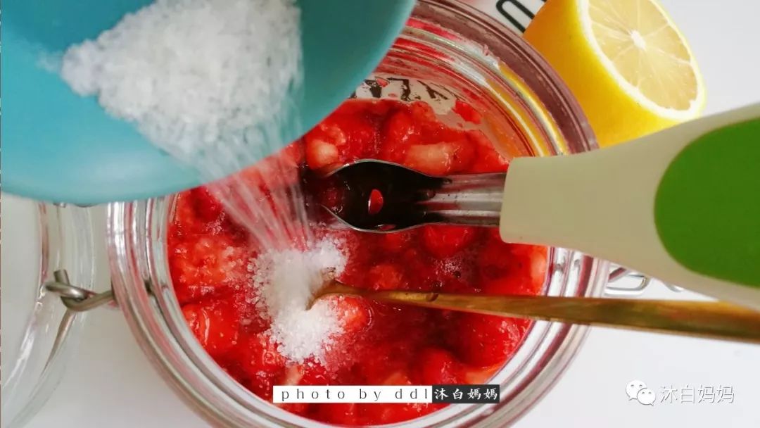 草莓放入容器中,用工具捣碎后加入糖,搅拌一下