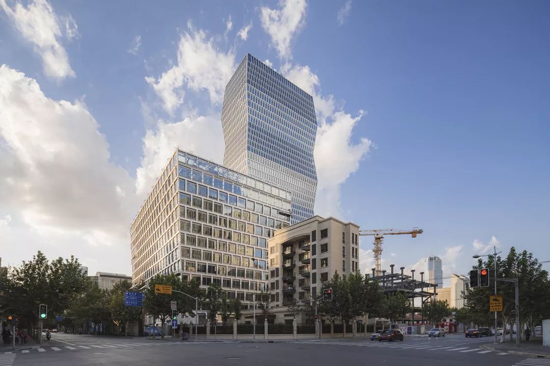 办公塔楼和商业裙楼组